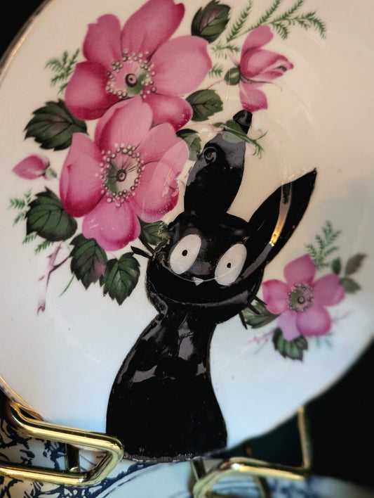 The cat and the flowers plate