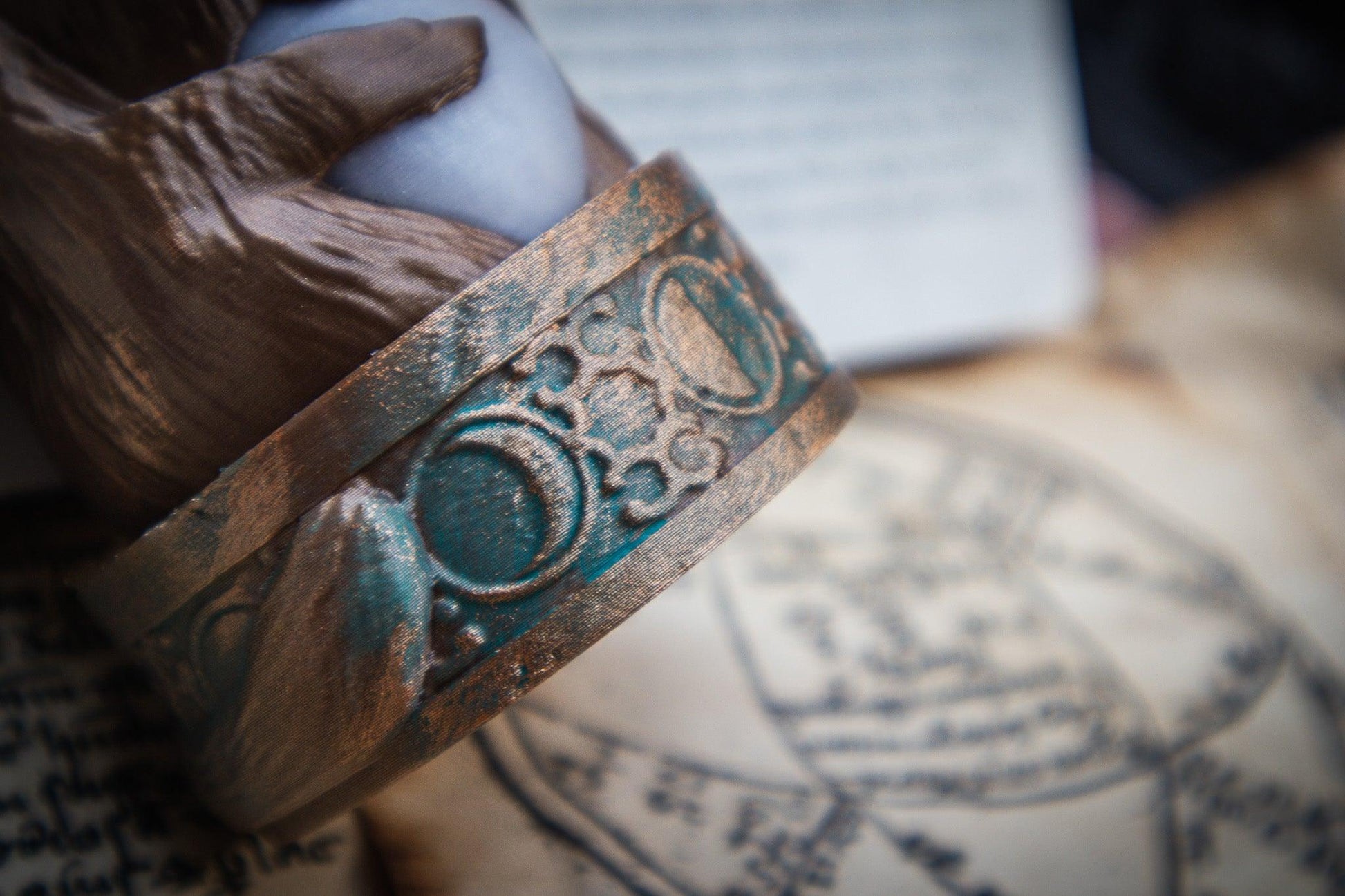 Demiguise statue, glow in the dark - The Flaming Feather & Flaming Filament