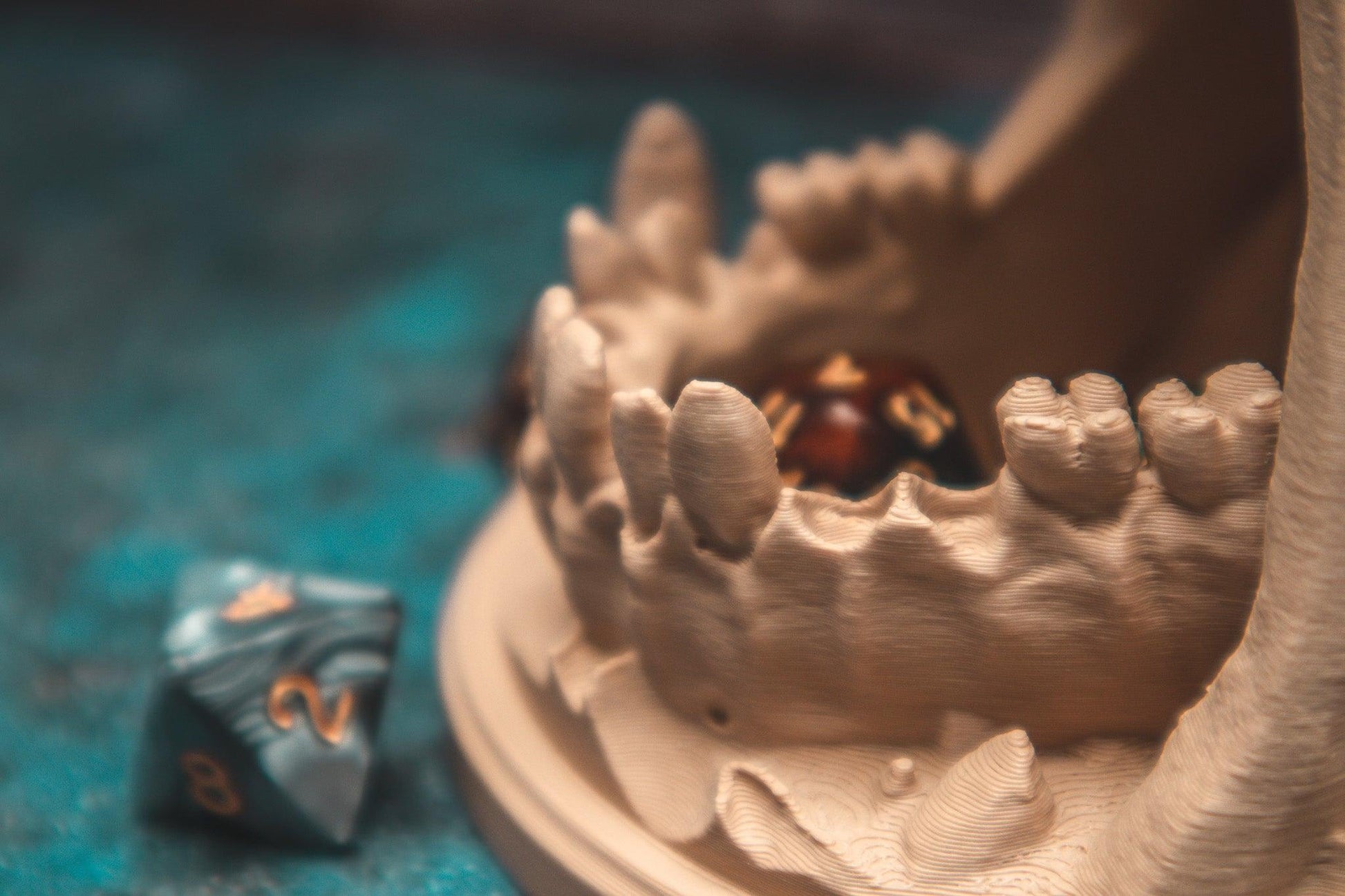 Deserts Kiss Skull Dice Tower - The Flaming Feather & Flaming Filament