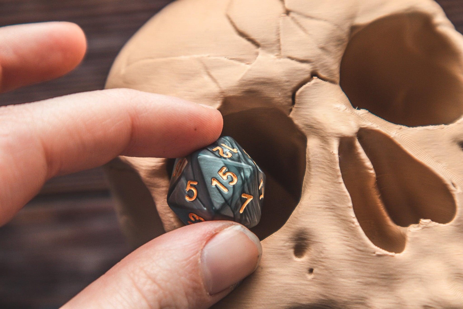 Deserts Kiss Skull Dice Tower - The Flaming Feather & Flaming Filament