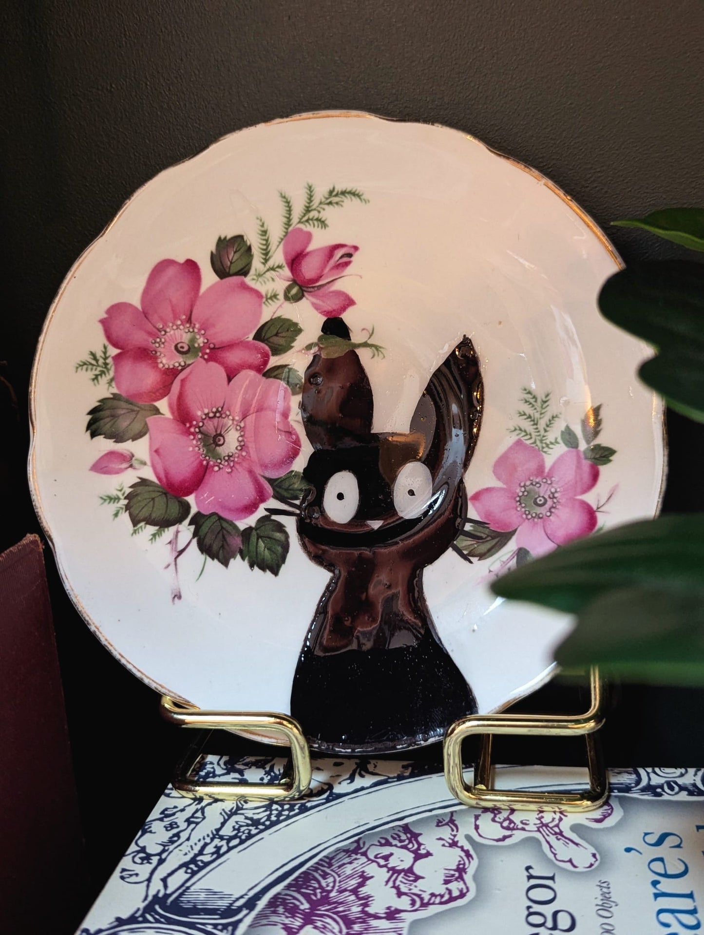 The cat and the flowers plate