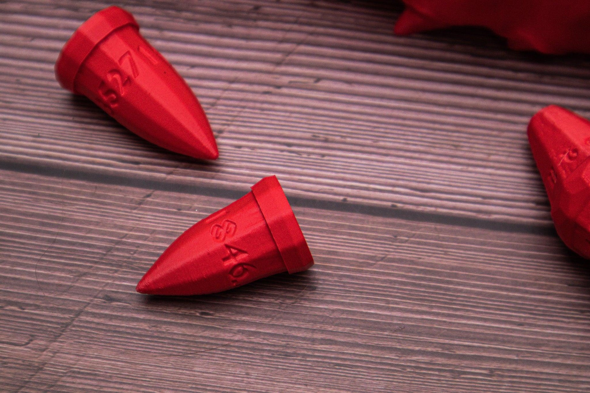 Dragon teeth dice set + holder - The Flaming Feather & Flaming Filament